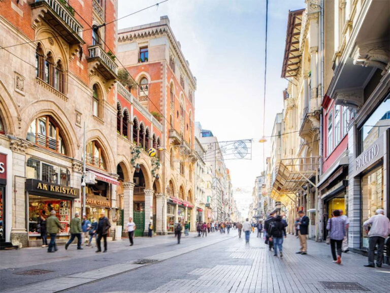 Eski İstanbul’un Ruhu: Beyoğlu’nun Tarihi
  Sokaklarının Ardındaki Hikâyeleri Keşfetmek