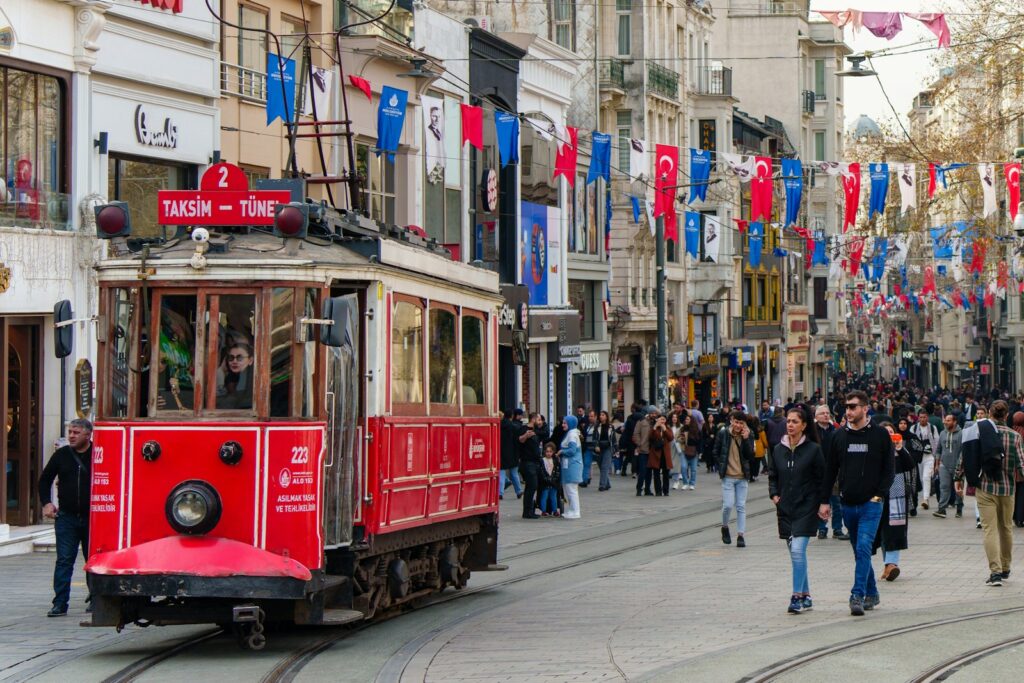 Beyoğlu ve Ötesini Keşfetmek İçin Temel Ulaşım Rehberi